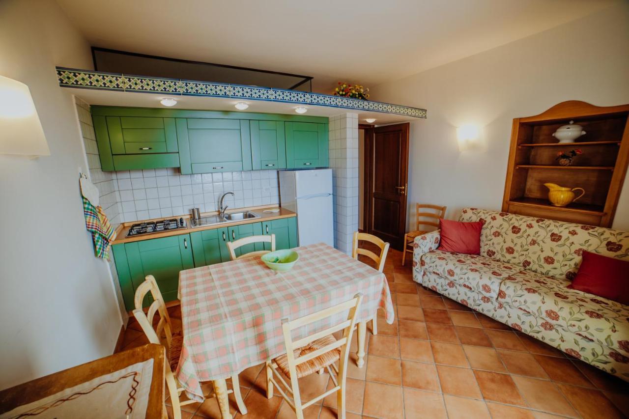 Residenza Golfo Degli Ulivi Aparthotel Каприоли Екстериор снимка
