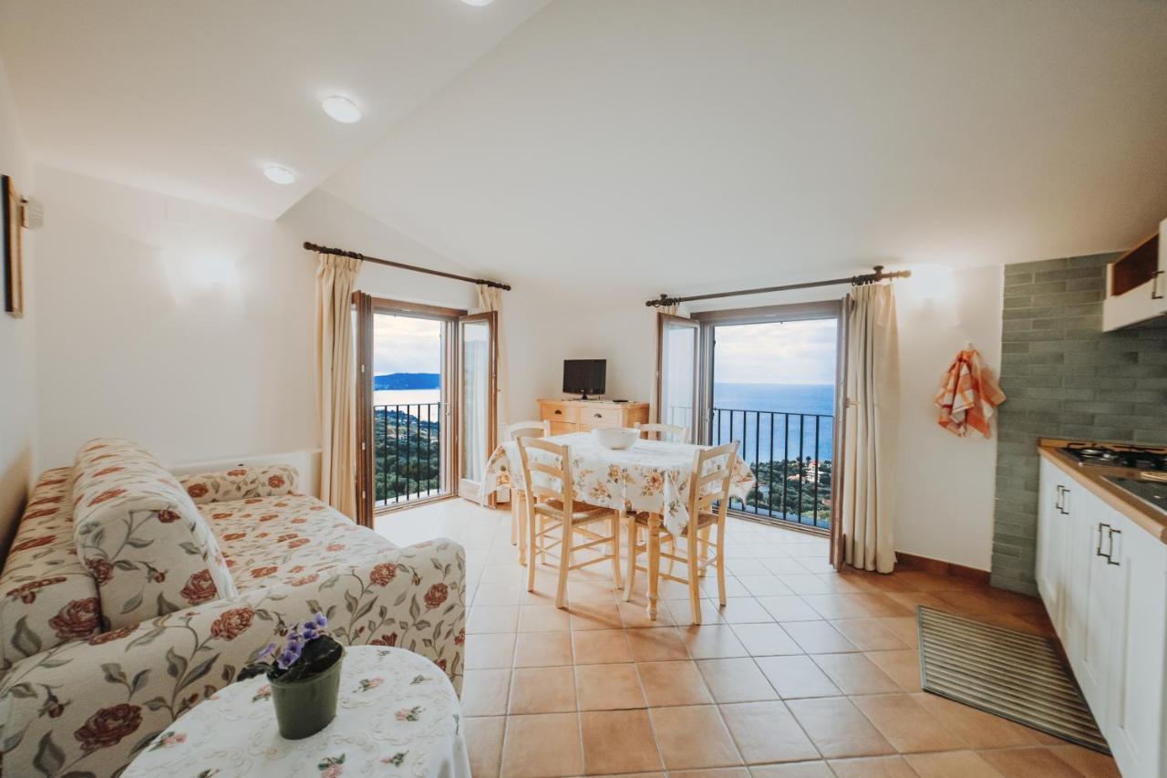 Residenza Golfo Degli Ulivi Aparthotel Каприоли Екстериор снимка