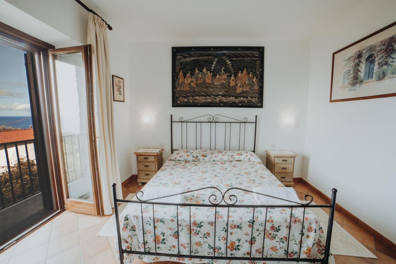 Residenza Golfo Degli Ulivi Aparthotel Каприоли Екстериор снимка