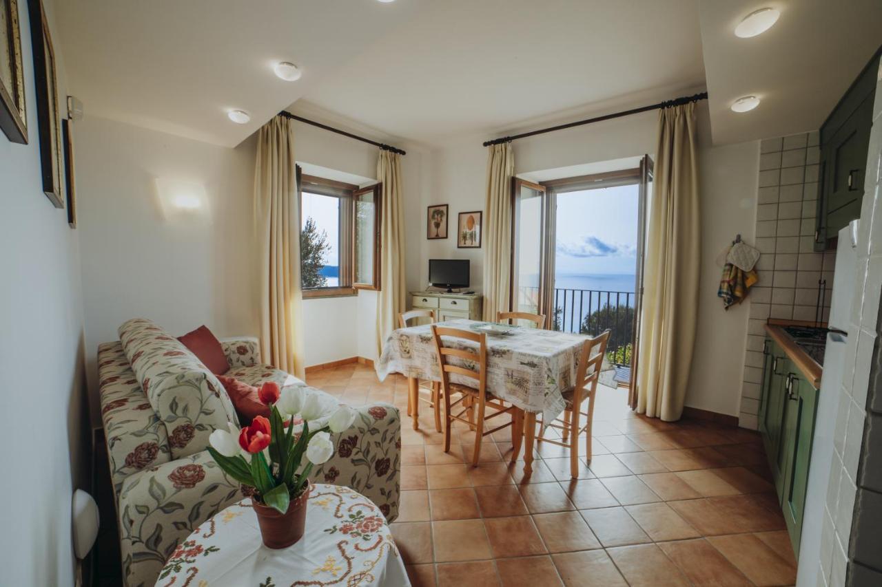 Residenza Golfo Degli Ulivi Aparthotel Каприоли Екстериор снимка