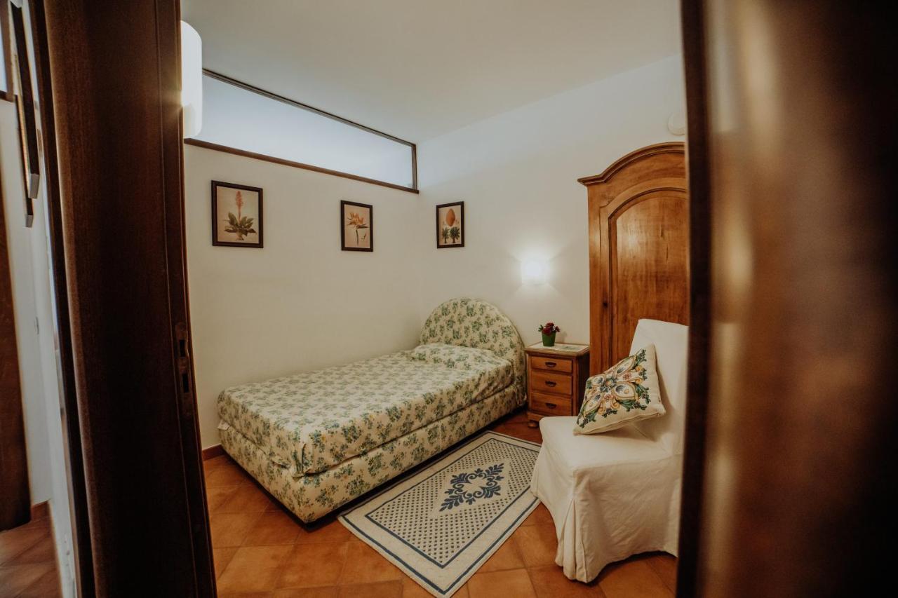 Residenza Golfo Degli Ulivi Aparthotel Каприоли Екстериор снимка